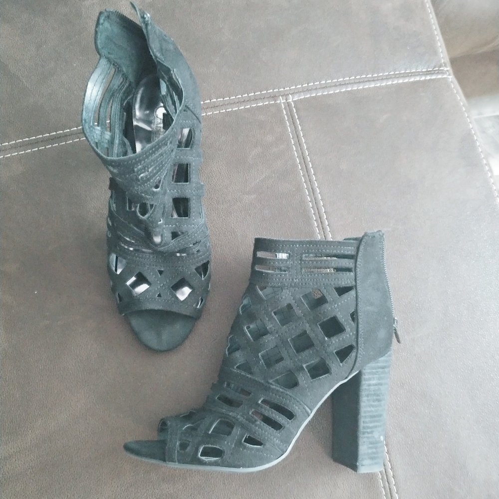 5/25$ Black Strappy chunky heels
